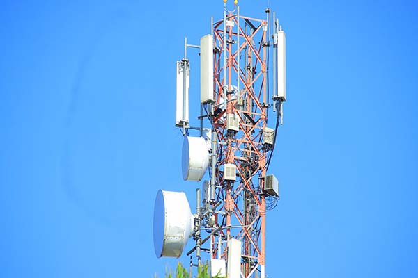 Moderne telemast med mobilantenner og radiolinks