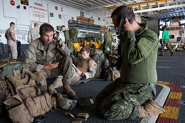 Soldater tester bærbare kommunikationsradioer under øvelsen RIMPAC i 2014
