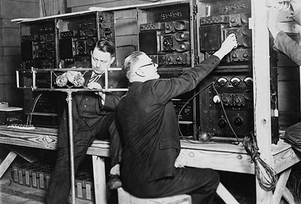 T.D. Dutton og J.J. Boone tester en radioinstallation i 1929