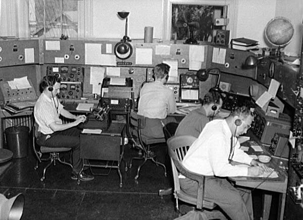 Radiooperatører ved den amerikanske FCC's lyttepost i Laurel, Maryland, i 1944