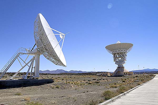 To store parabolantenner ved en dybrumsjordstation i Neuquén-provinsen i Argentina