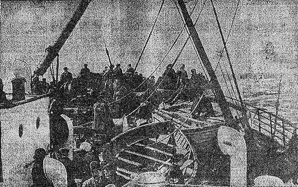 Redningsbåde fra Titanic på dækket af RMS Carpathia efter redningen