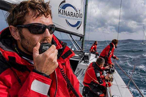 Lystsejlere med håndholdt maritim VHF-radio